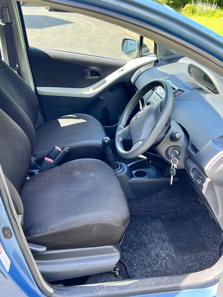 Toyota Yaris 1.0 L petrol manual - Image 3
