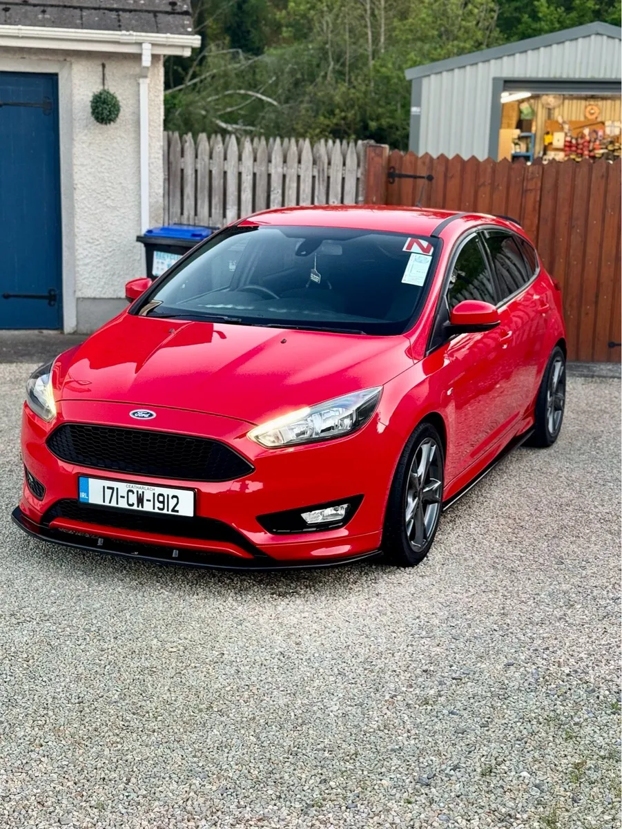 2017 Ford Focus ST-Line - Image 2