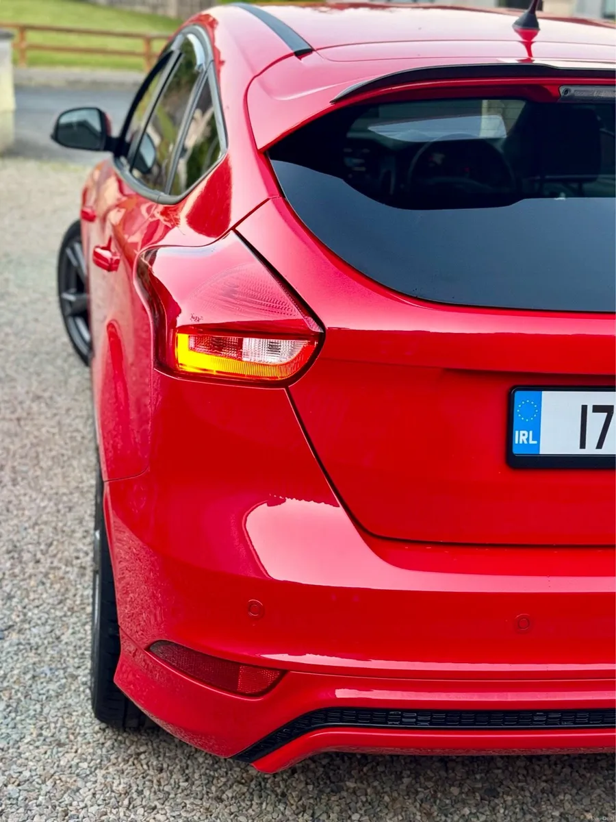 2017 Ford Focus ST-Line - Image 4