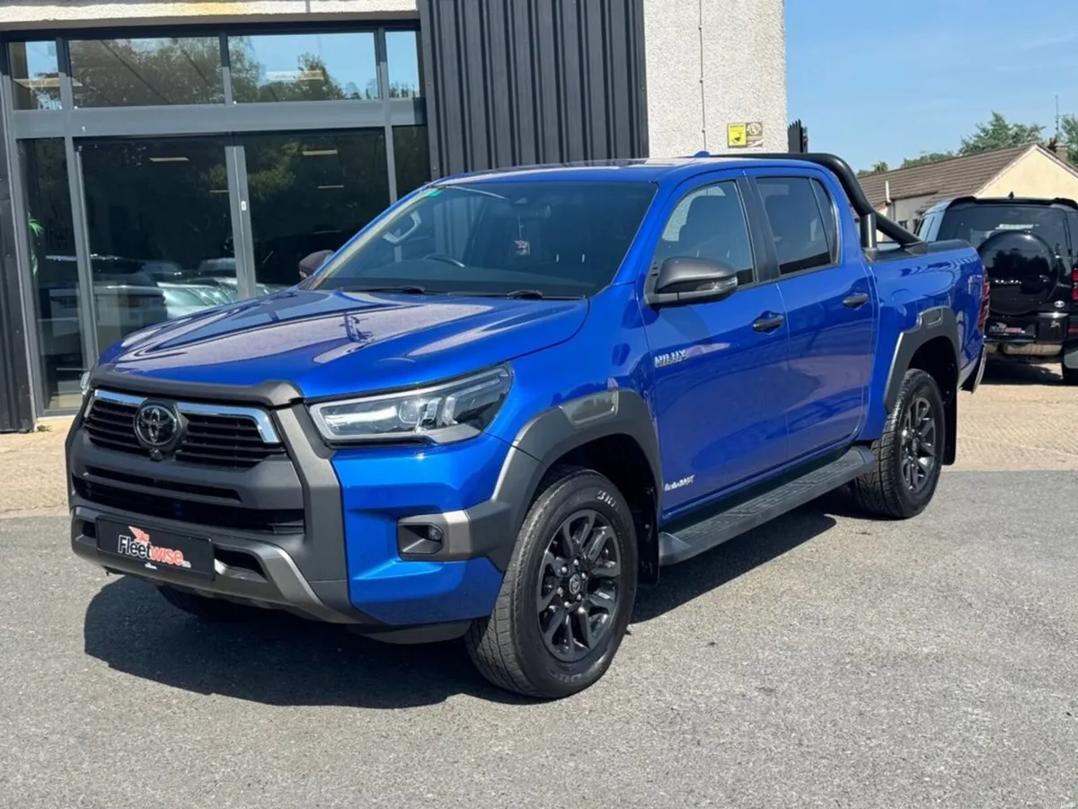2.8 D-4D Invincible X Pickup Double Cab 4dr Diesel - Image 3