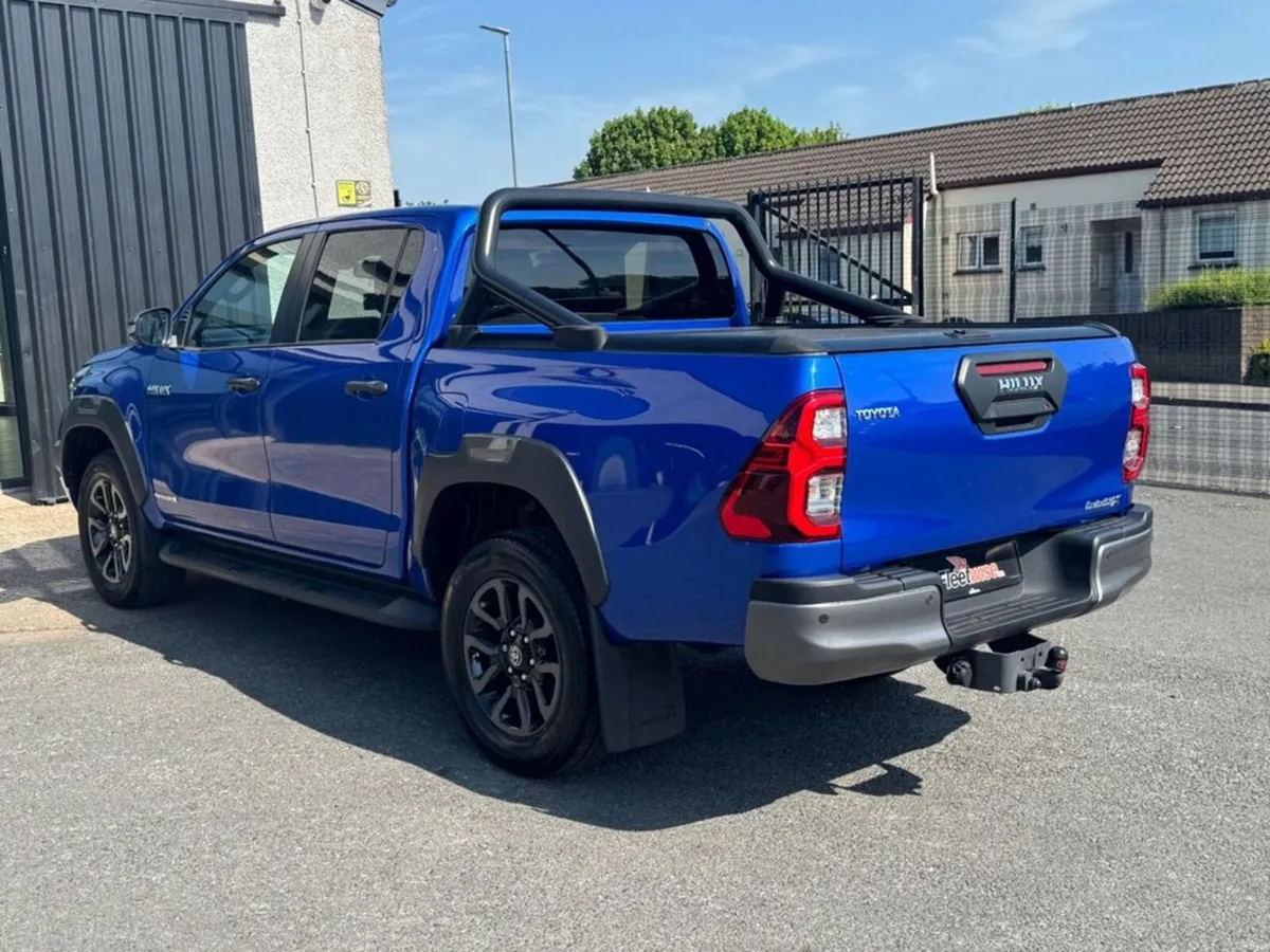 2.8 D-4D Invincible X Pickup Double Cab 4dr Diesel - Image 4