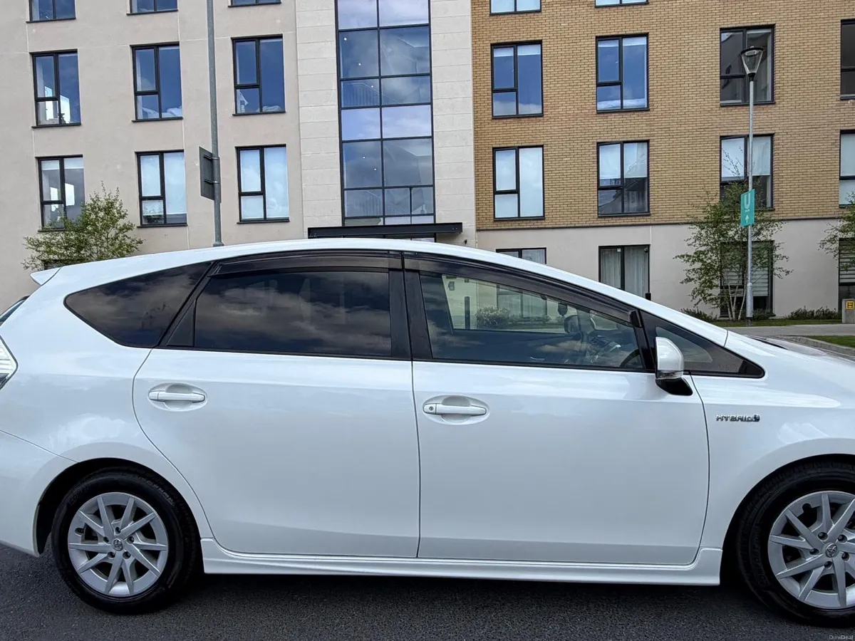Toyota Prius T4 1.8 litres Hatchback - Image 2