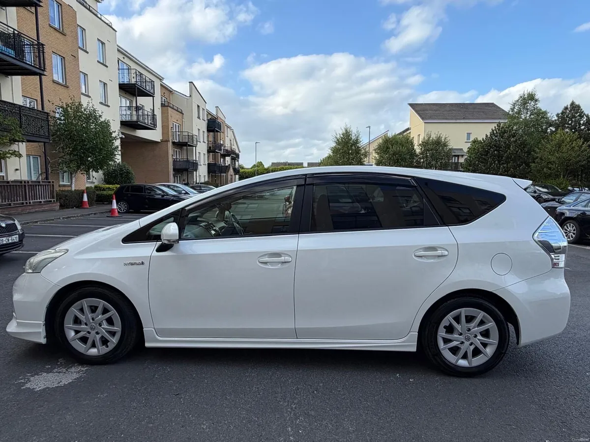 Toyota Prius T4 1.8 litres Hatchback - Image 4