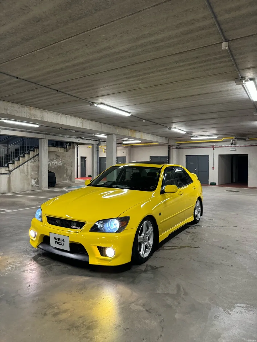 Toyota Altezza *GENUINE YELLOW SUNROOF* - Image 2