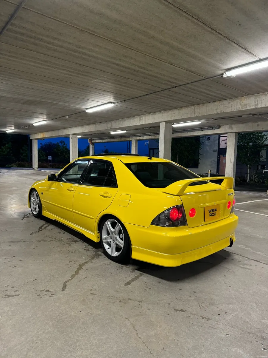 Toyota Altezza *GENUINE YELLOW SUNROOF* - Image 4