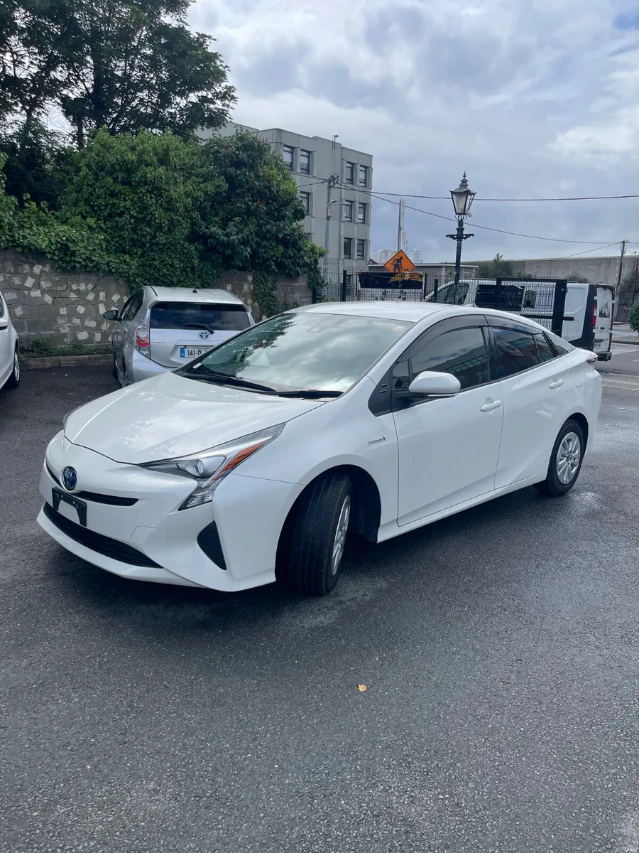 2018 Toyota Prius hybrid low mileage automatic - Image 4
