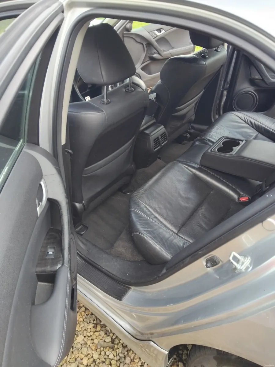 Honda Accord 2011 - Image 2