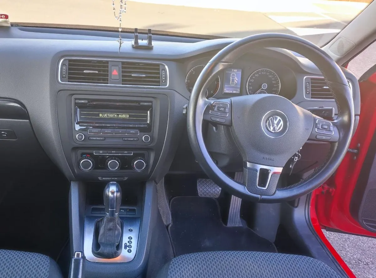 Volkswagen Jetta 2013 - Image 2