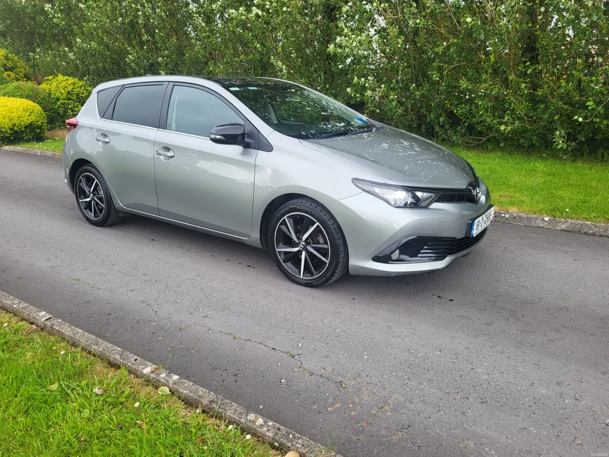 Toyota Auris  1.2 petrol LUNA SPORT - Image 1