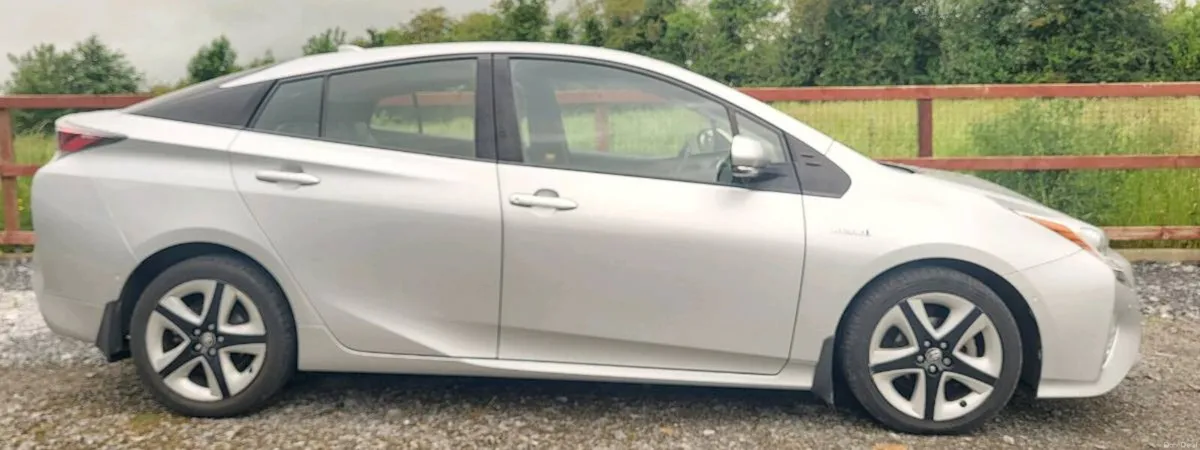 TOYOTA PRIUS 2017. LEATHER SEATS . HIGHER SPEC - Image 5