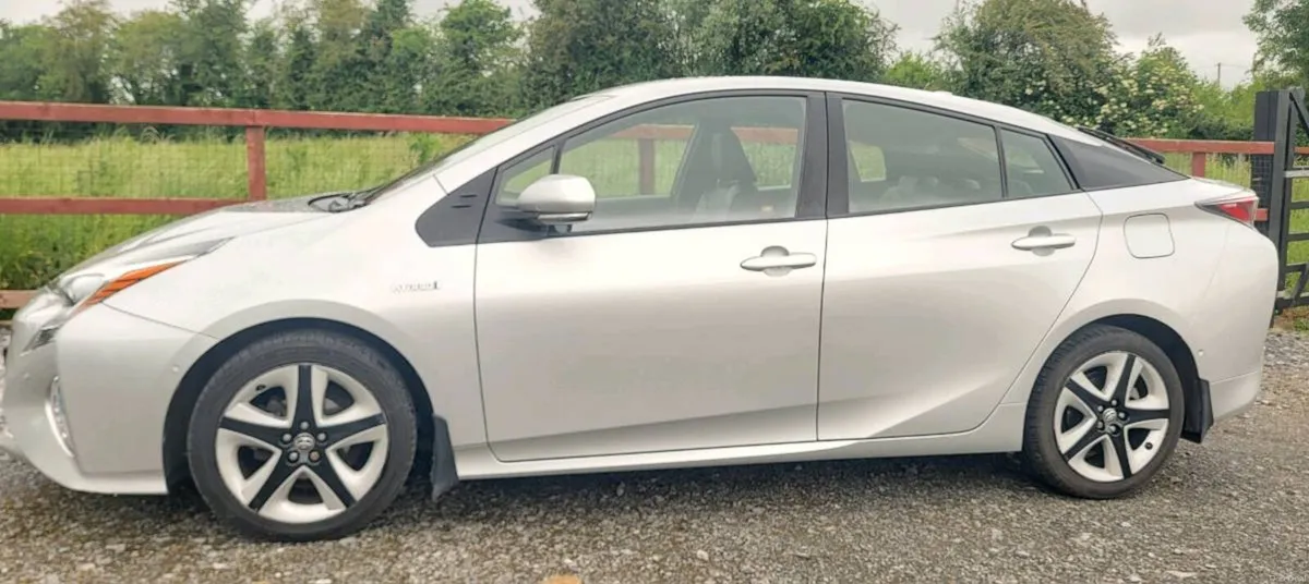 TOYOTA PRIUS 2017. LEATHER SEATS . HIGHER SPEC - Image 1