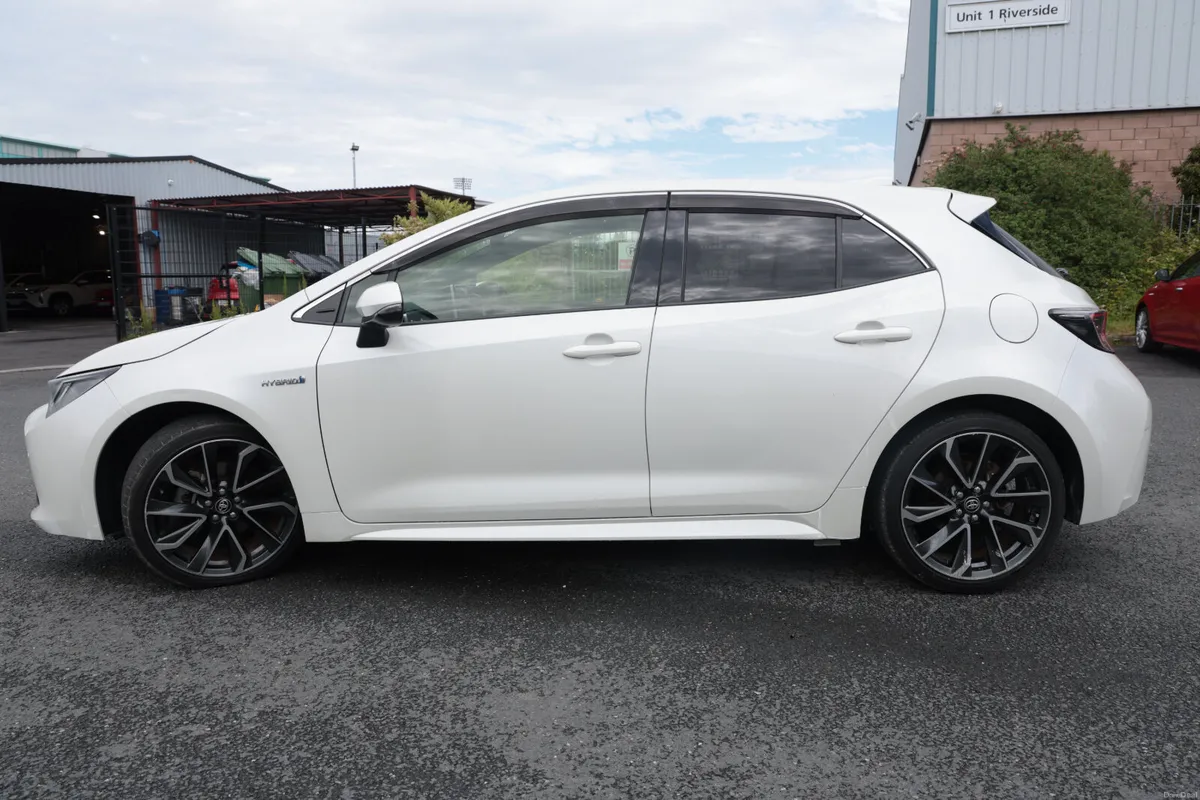 Toyota Corolla White - Image 3
