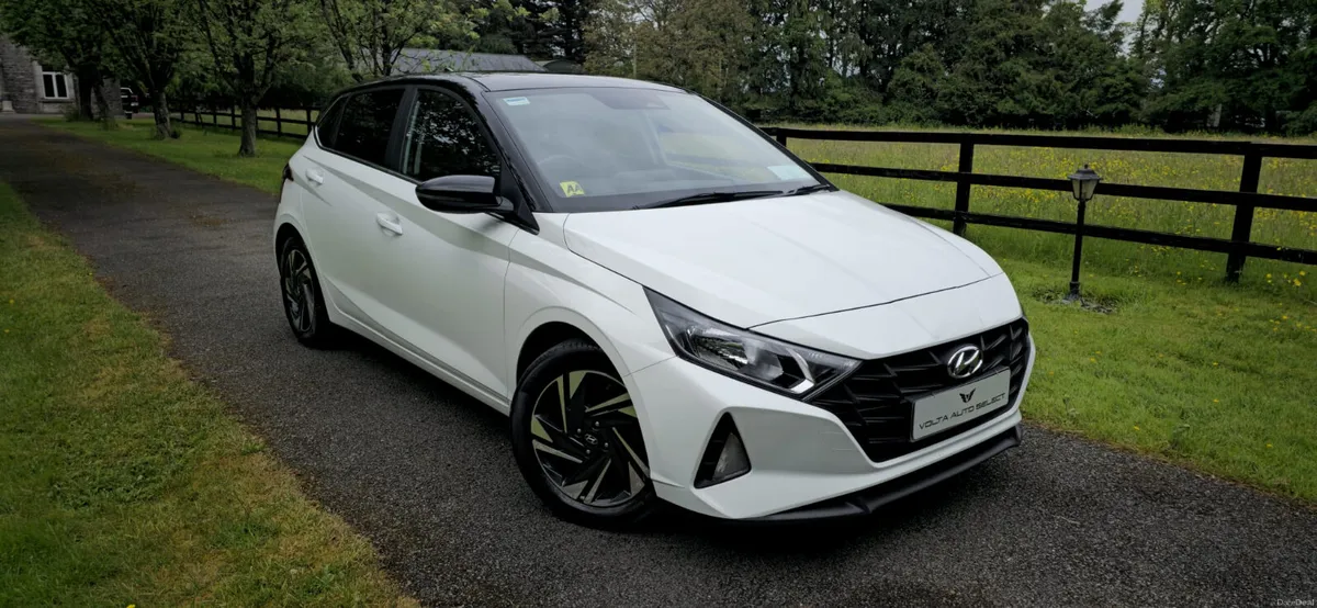 2021 Hyundai i20 Deluxe 2 Tone Low Kms - Image 2