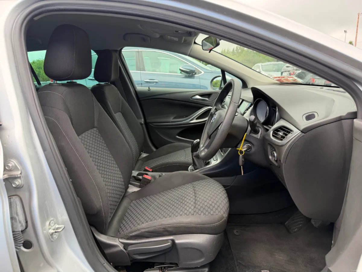 Vauxhall Astra ESTATE DESIGN 1.6 CDTI * APPLE CAR - Image 4