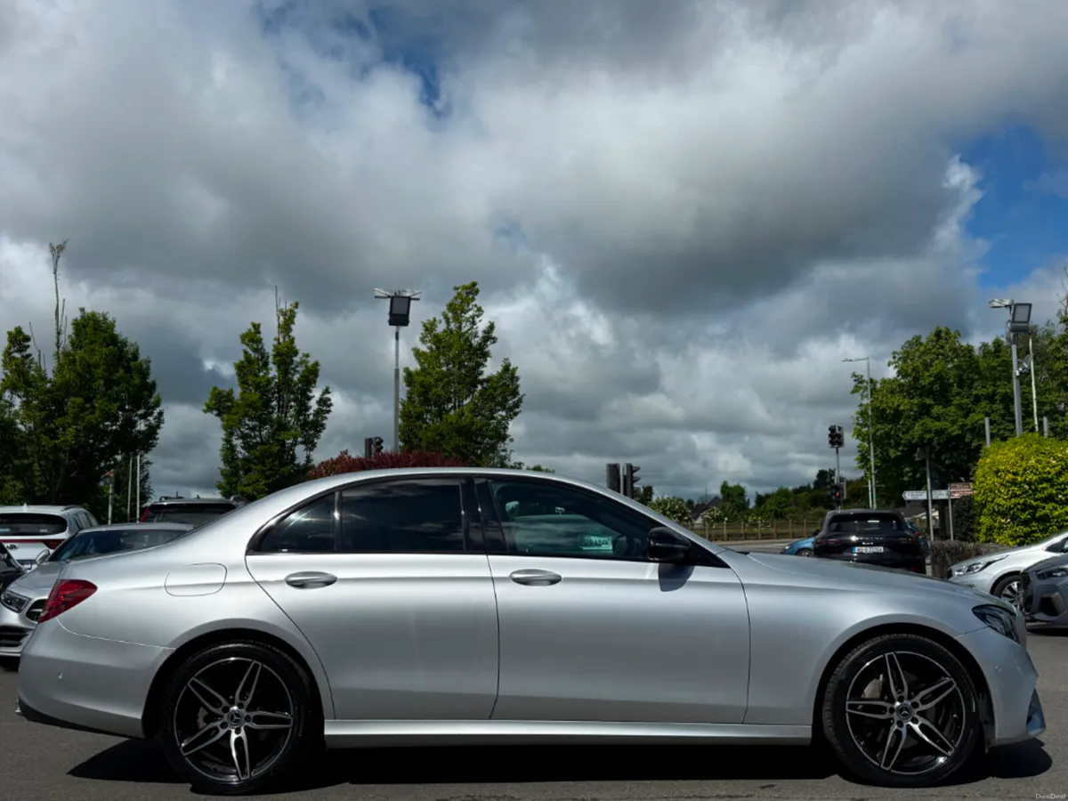 Mercedes-Benz E-Class E 220D AMG AUTO NIGHT PACK * - Image 4