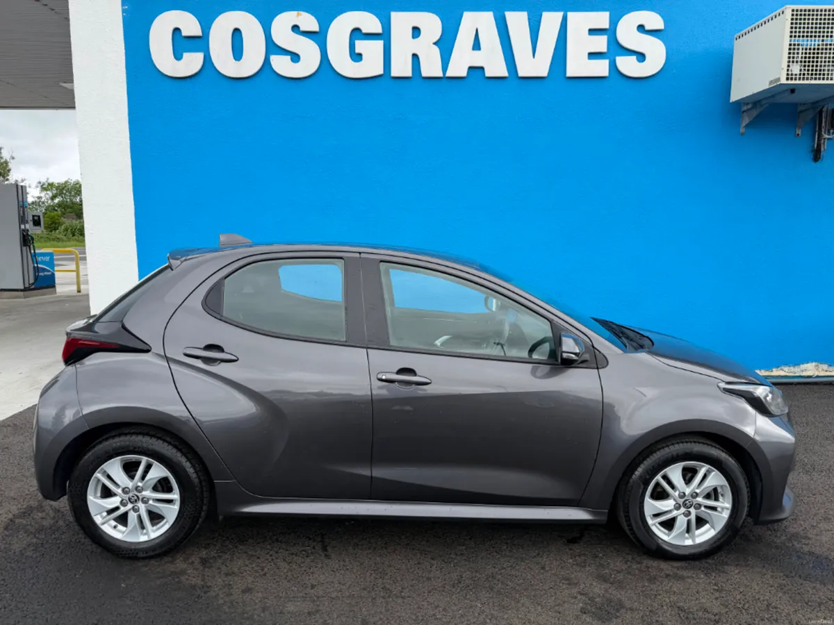 Toyota Yaris 1.0 Luna 4DR * REVERSING CAMERA / BLU - Image 2
