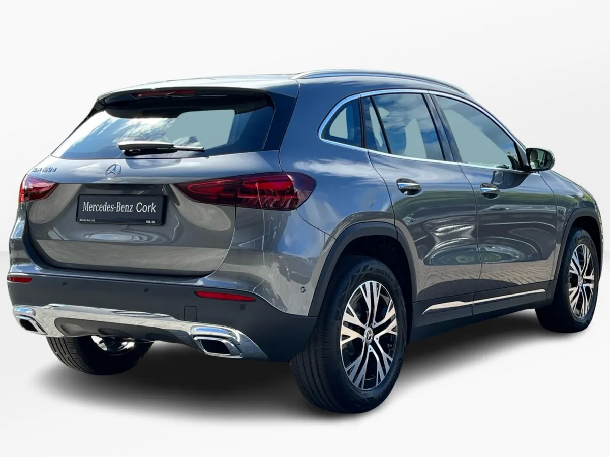 Mercedes-Benz GLA 180D Progressive Line Plus **Adv - Image 3