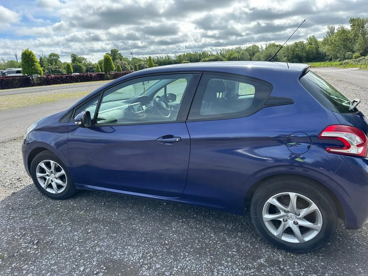 Peugeot 208 2015 - Image 2