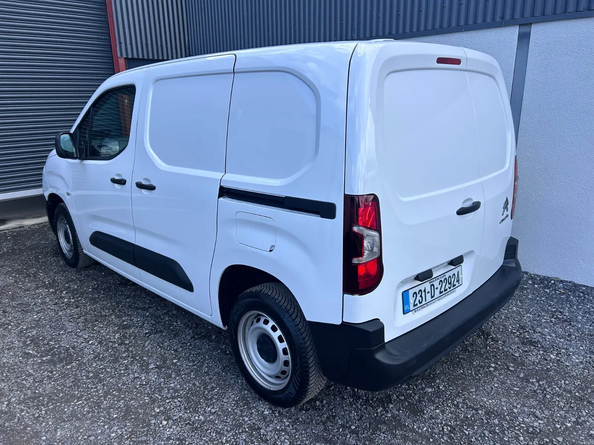 2023 Citroen Berlingo - Air conditioning / 105km - Image 3