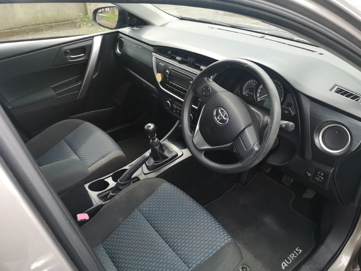 Toyota Auris 2014 - Image 2
