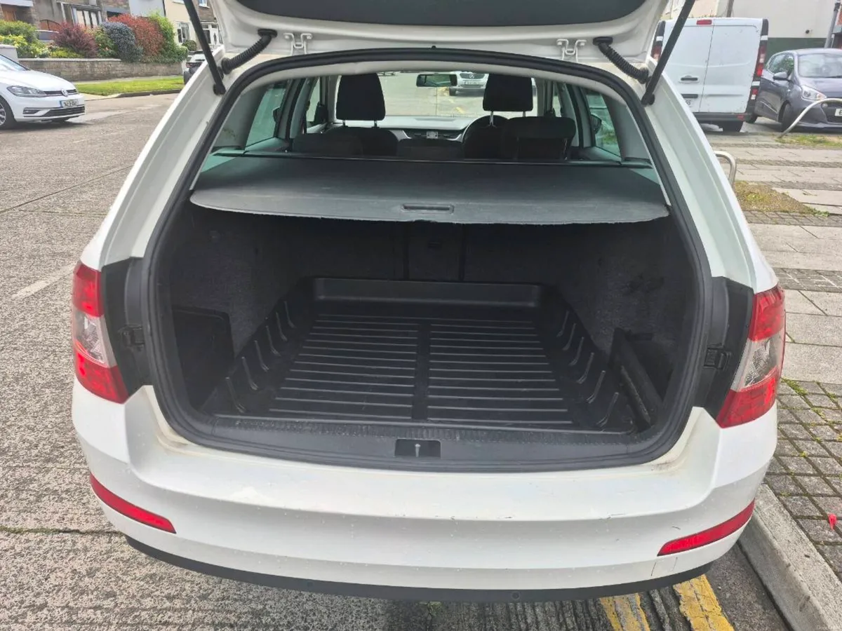 Skoda octavia 1.2 petrol estate - Image 3