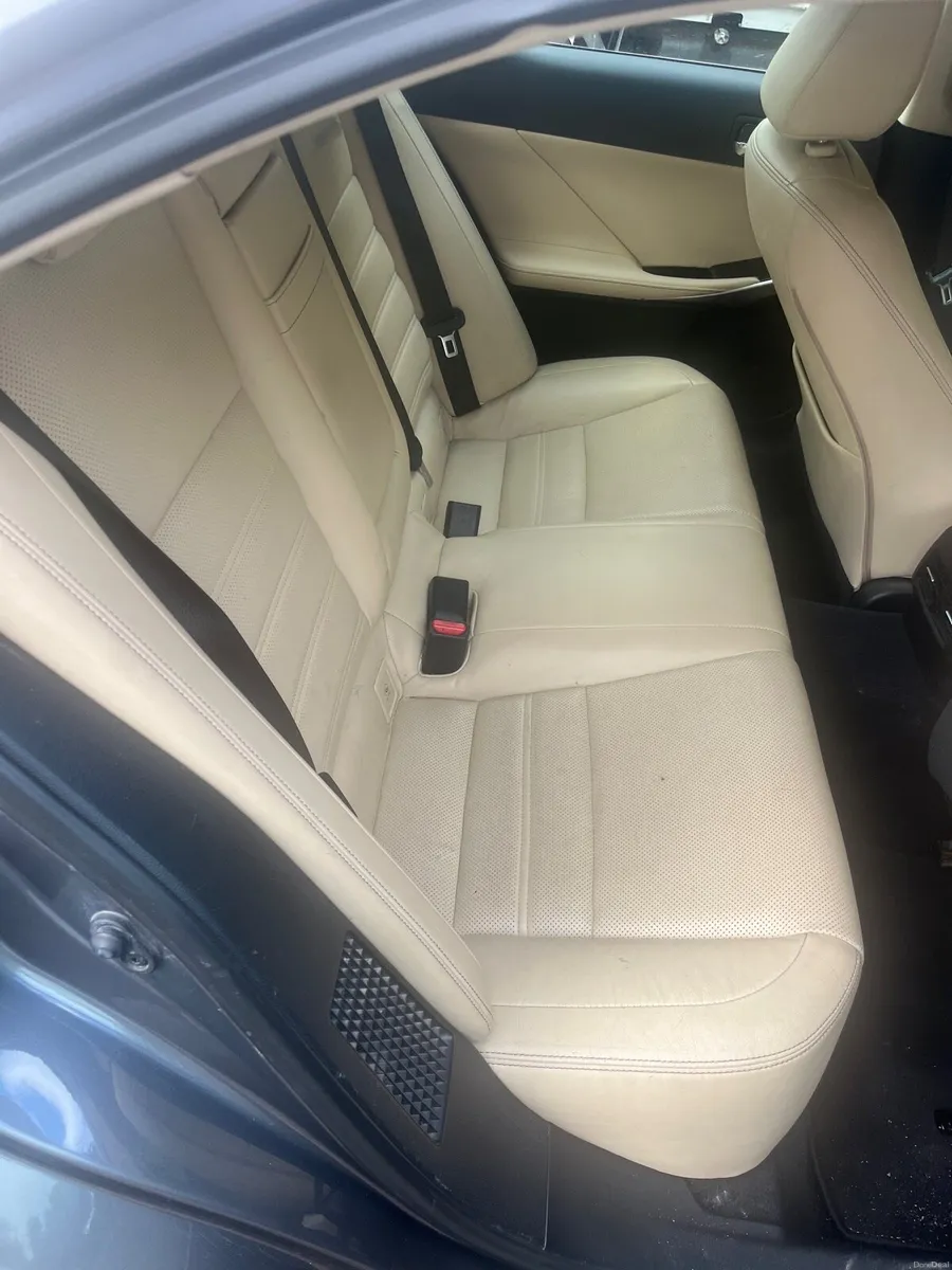 Lexus is300 hybrid - Image 5