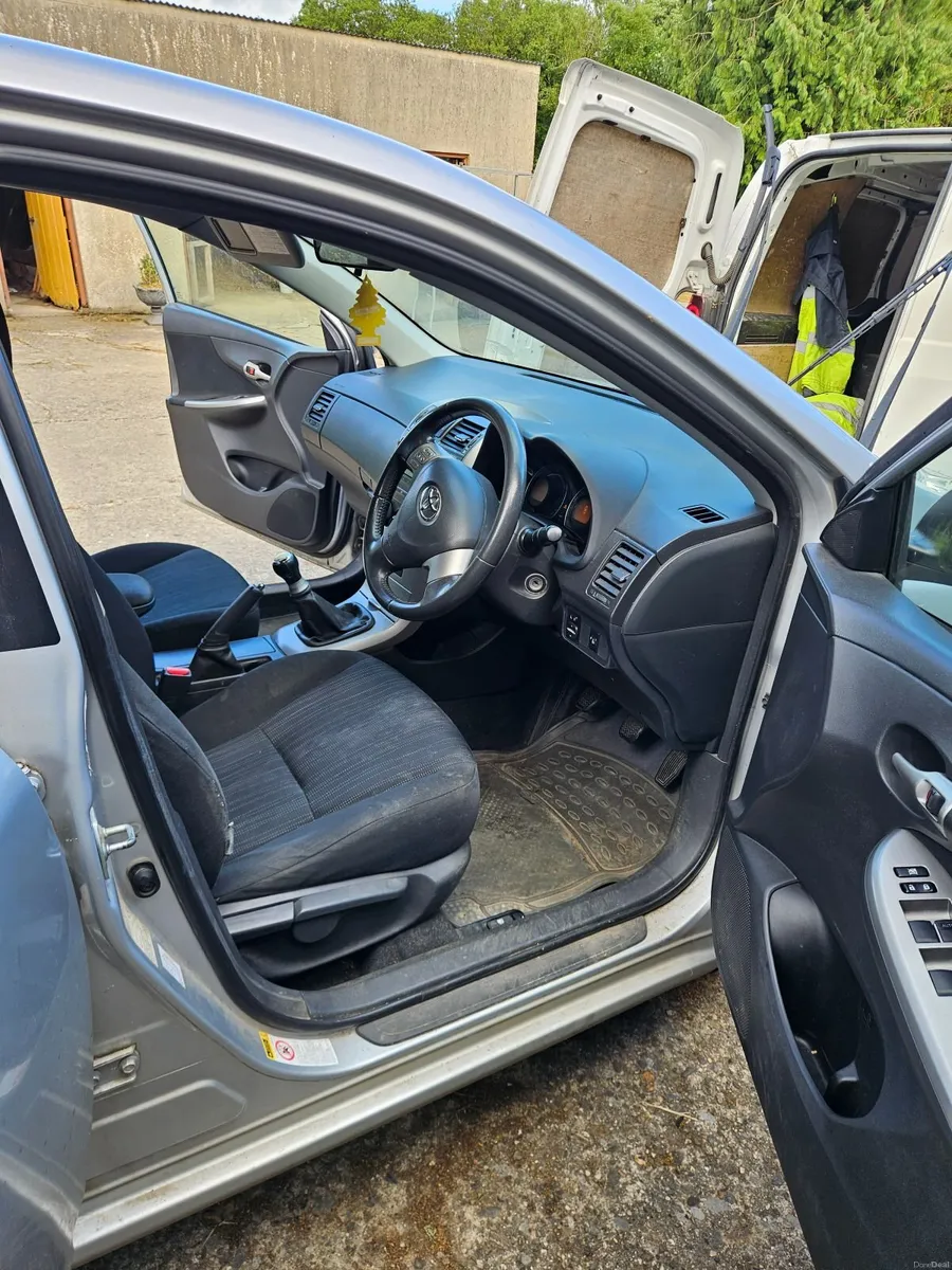 Toyota Corolla 2010 - Image 2