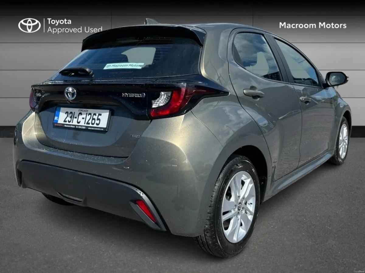Toyota Yaris YARIS HYBRID 1.5 - Image 2