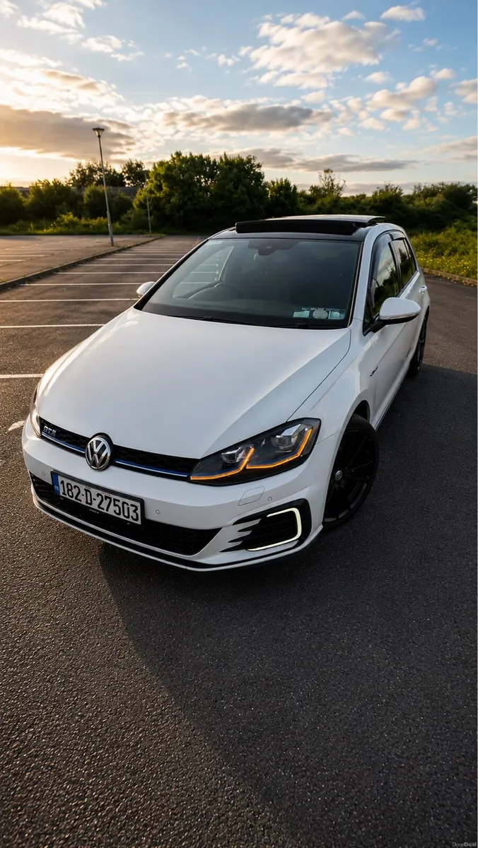 2018 Golf GTE DSG Pan Sunroof Digital Dash - Image 3