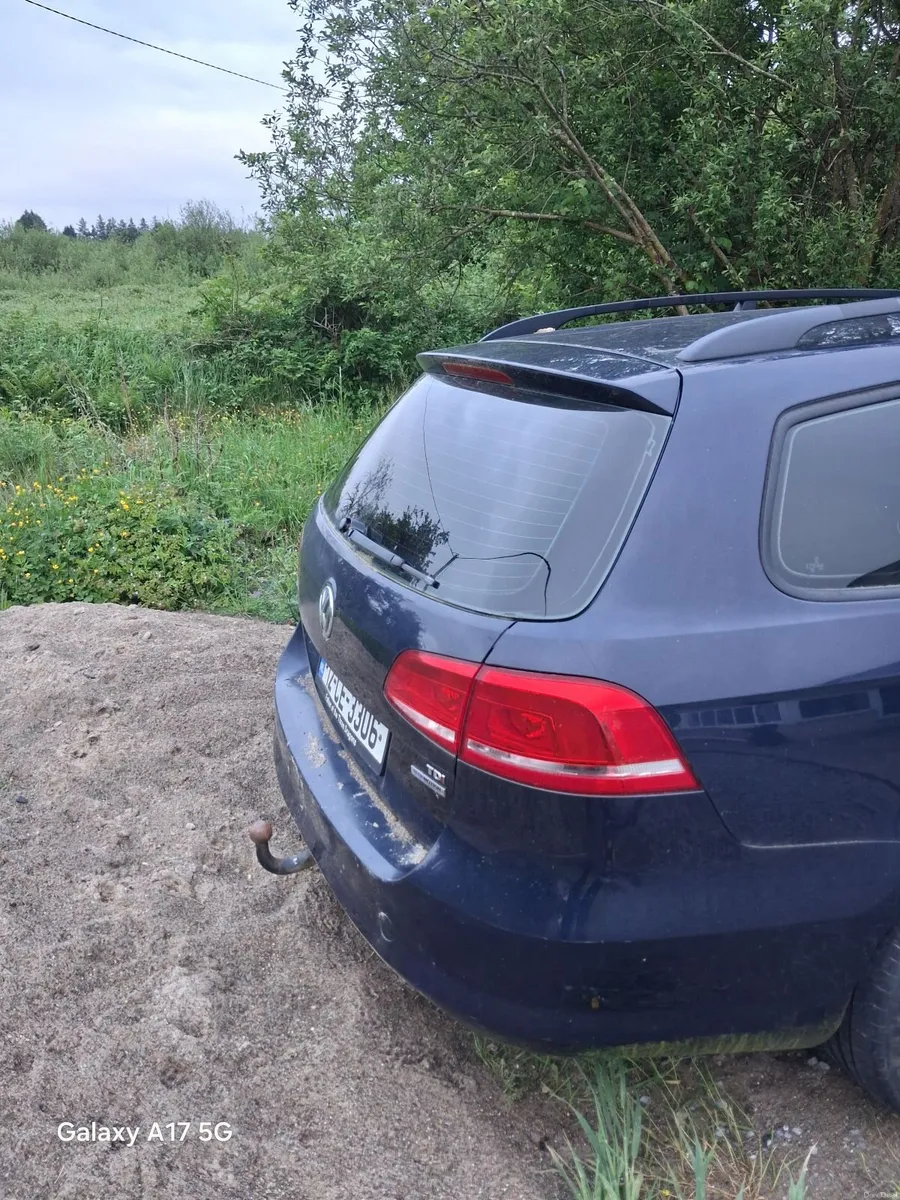 Volkswagen Passat 2012 - Image 2
