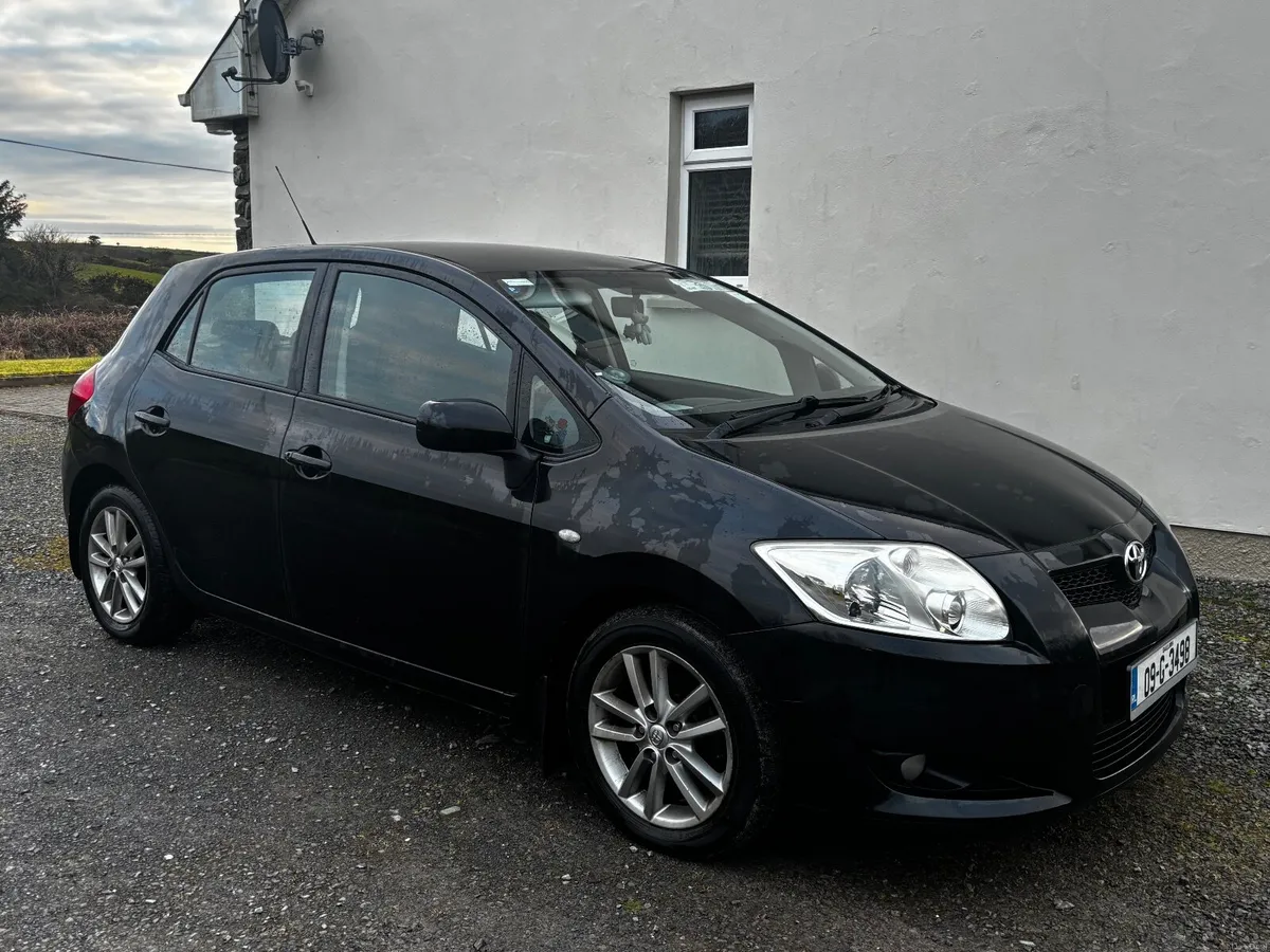 Toyota Auris 2009 - Image 2