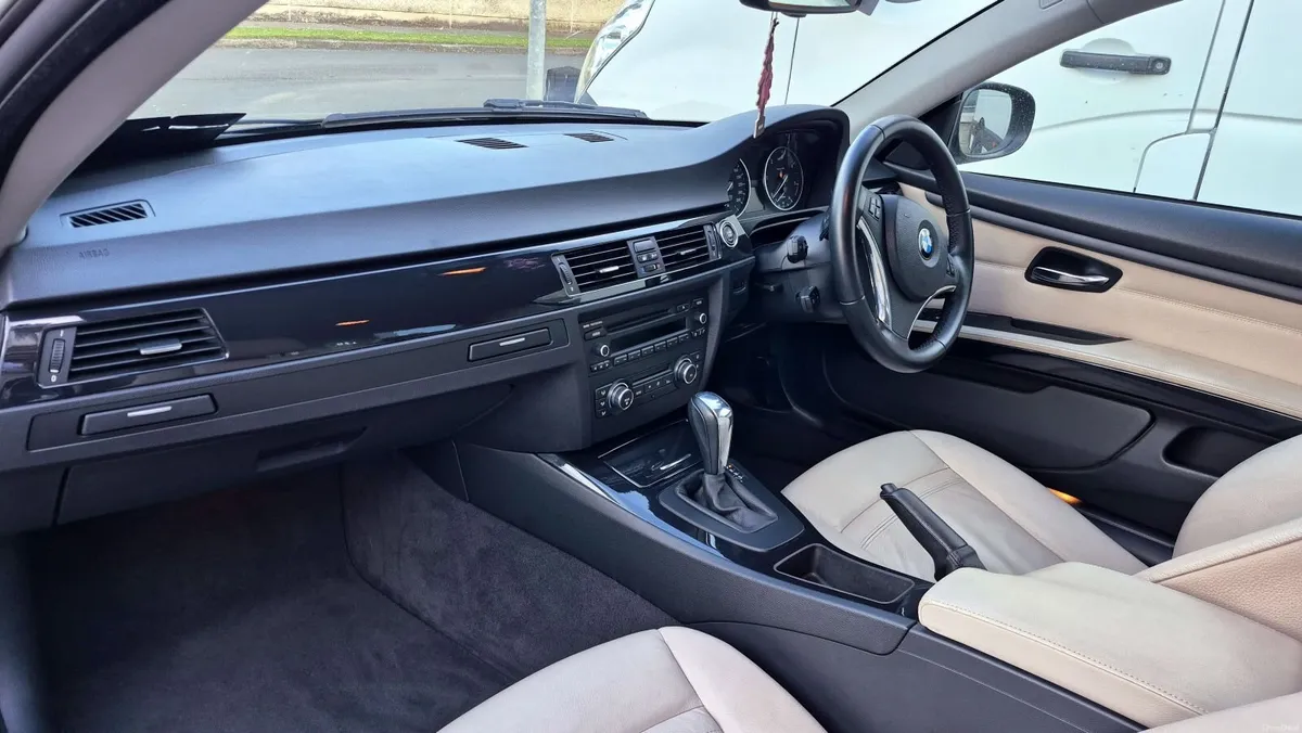 BMW 3-Series 2011 - Image 4