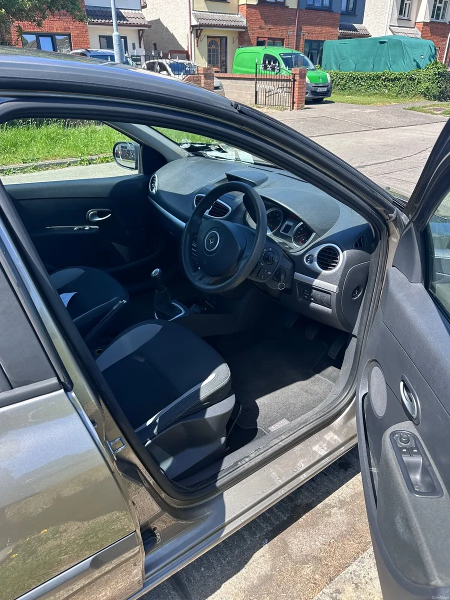 Renault Clio 2011 - 1.1 petrol - Image 3