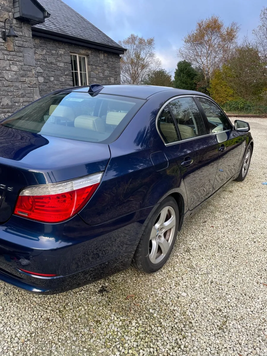 BMW 5-Series 2010 - Image 4