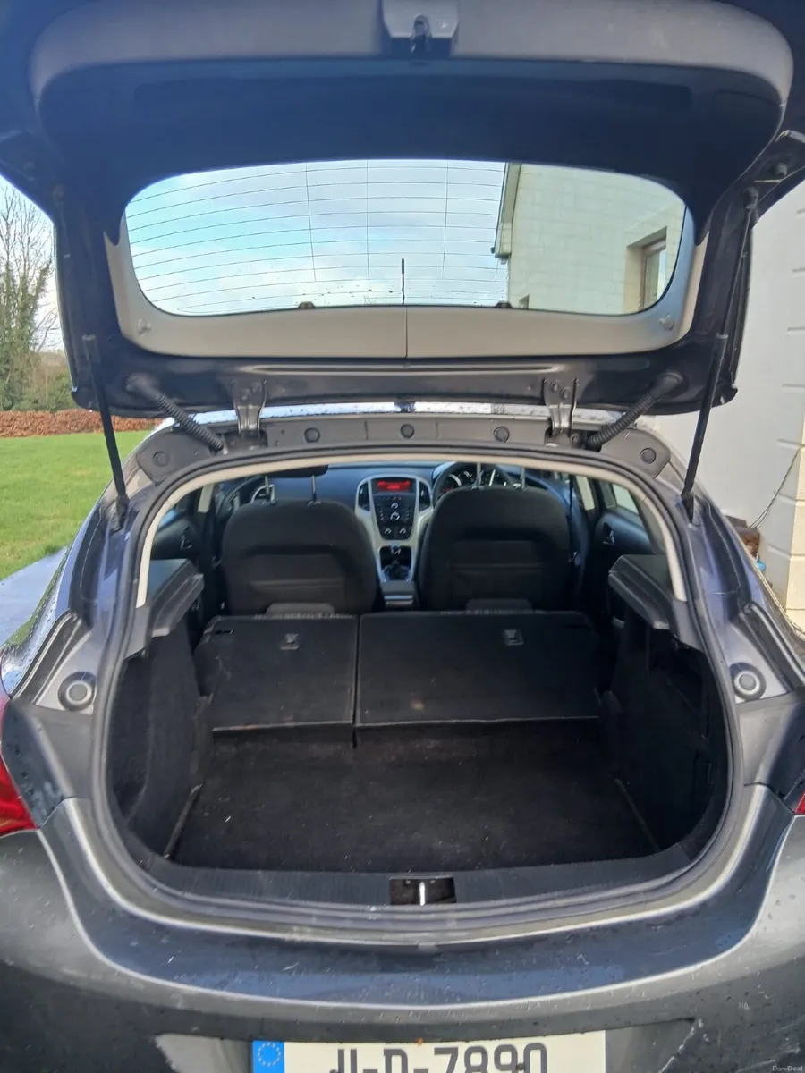 Opel Astra 2011 - Image 4