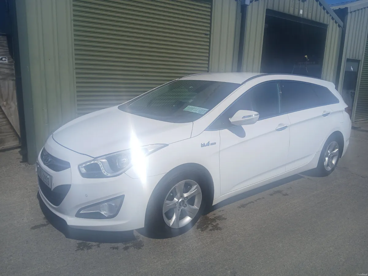Hyundai i40  diesel  estate. 2012 - Image 2