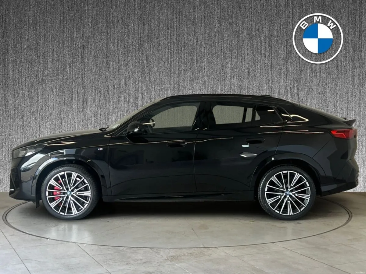 BMW iX2 eDrive20 M Sport PRO & TECH / PAN ROOF - Image 3