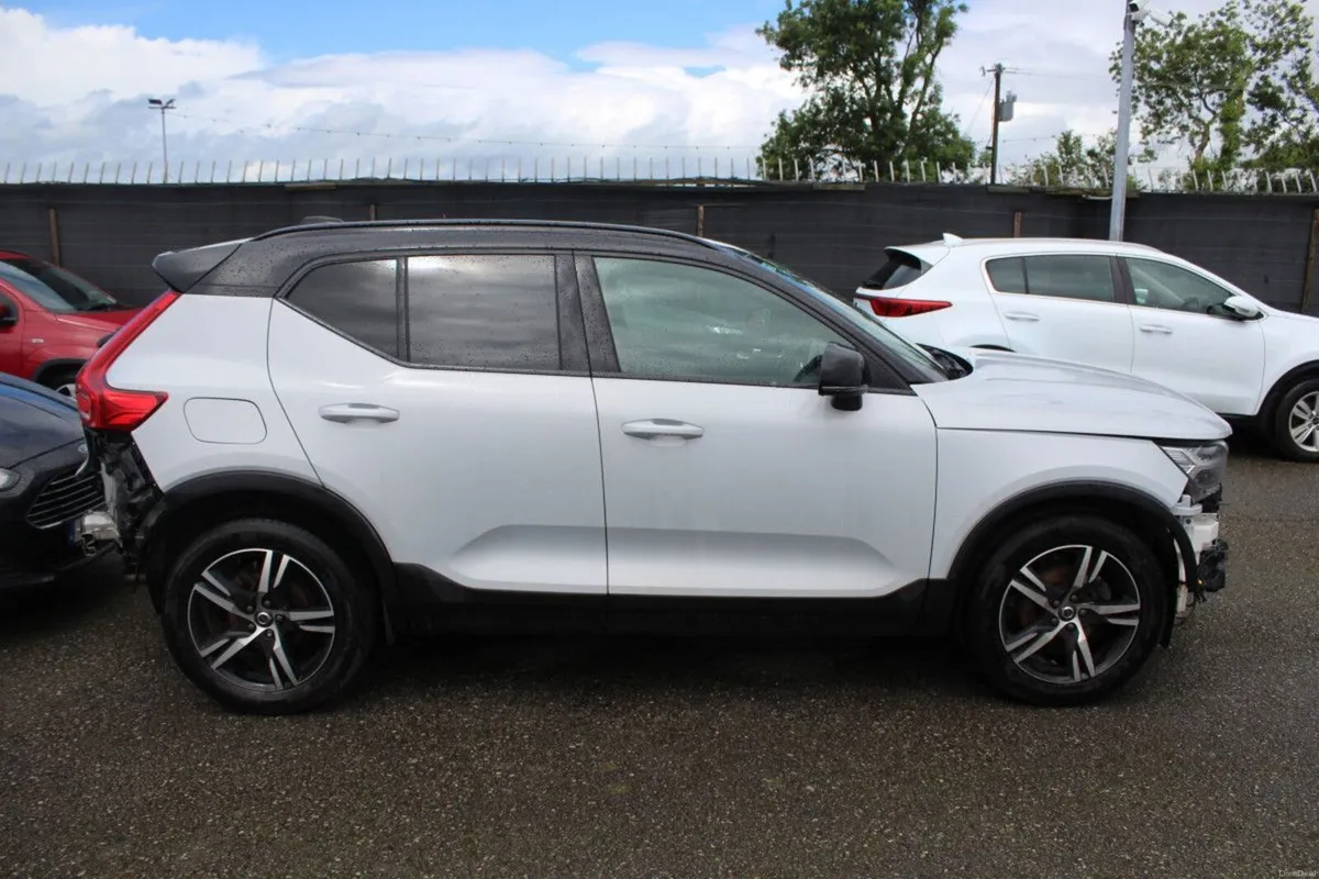 Volvo XC40 T3 (163hp) R-Design - DAMAGED VEHICLE / - Image 2