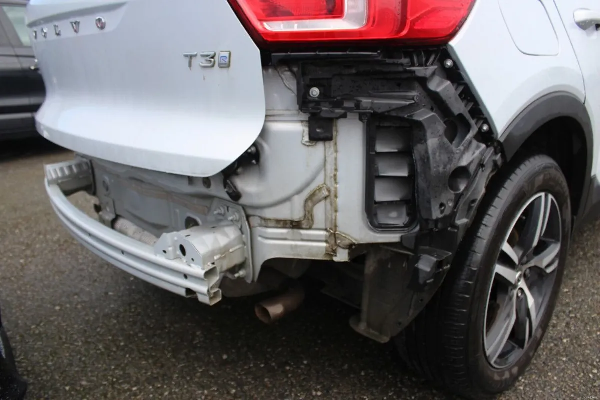 Volvo XC40 T3 (163hp) R-Design - DAMAGED VEHICLE / - Image 4