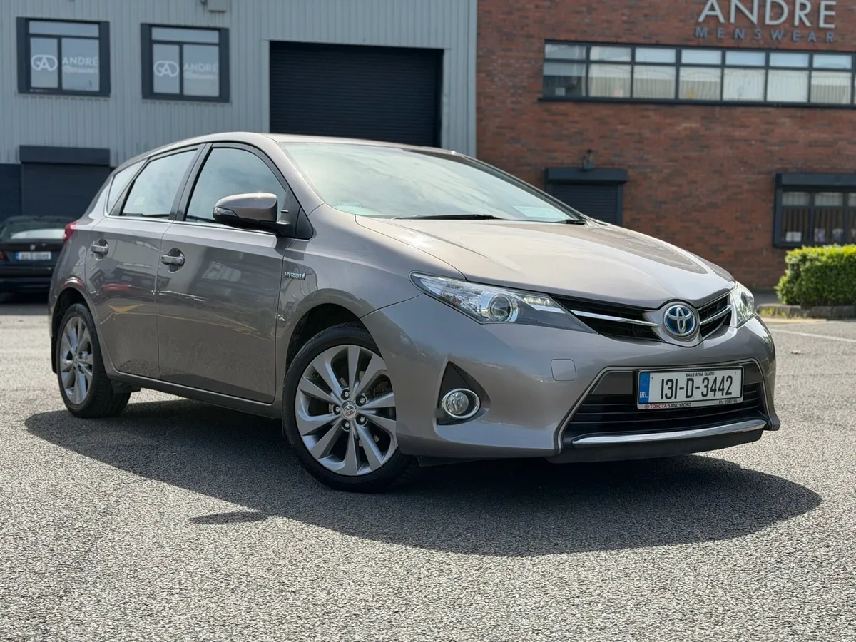 Toyota Auris 1.8 Hybrid Full Service History - Image 1