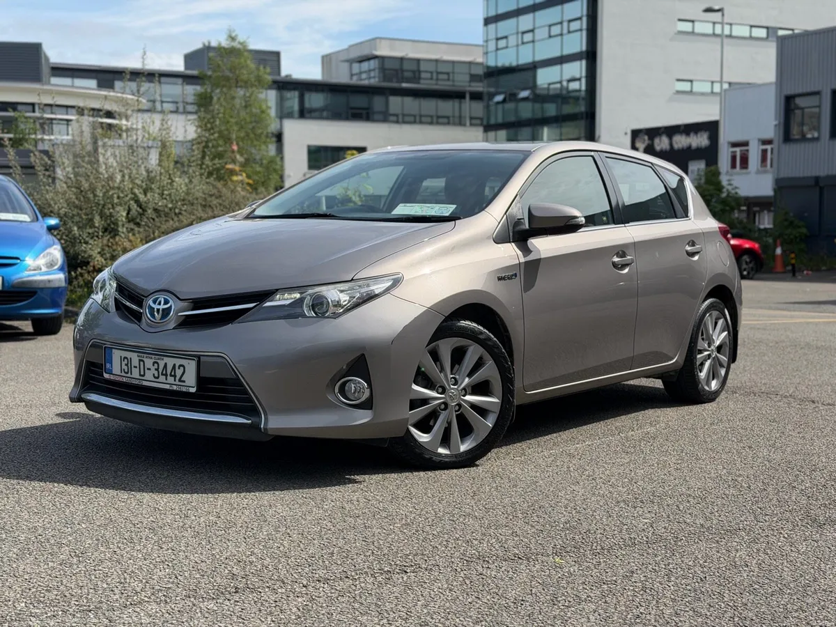 Toyota Auris 1.8 Hybrid Full Service History - Image 2