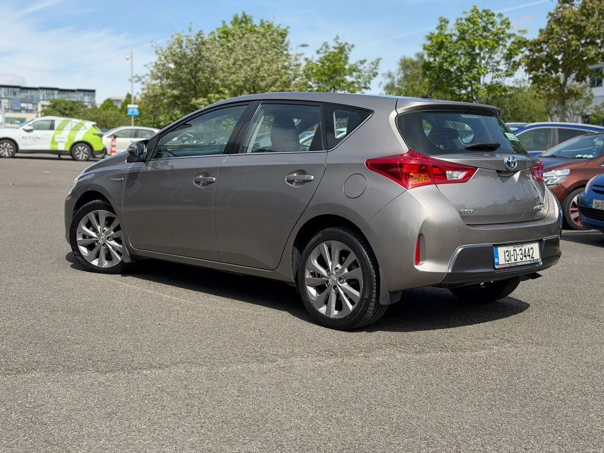 Toyota Auris 1.8 Hybrid Full Service History - Image 3