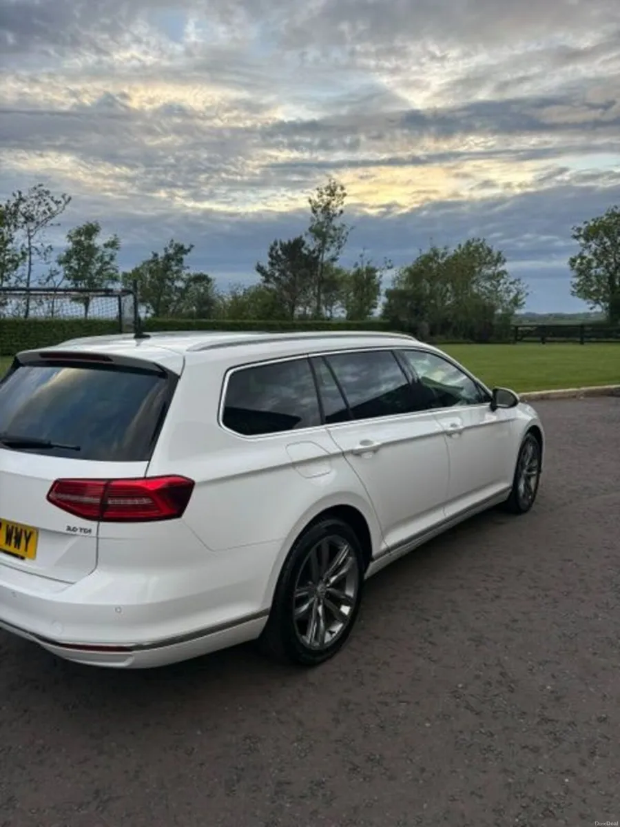 Volkswagen Passat 2017 - Image 2