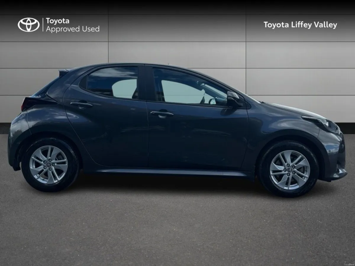 Toyota Yaris YARIS HYBRID LUNA - Image 3
