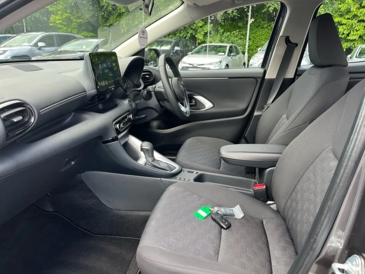 Toyota Yaris YARIS HYBRID LUNA - Image 6