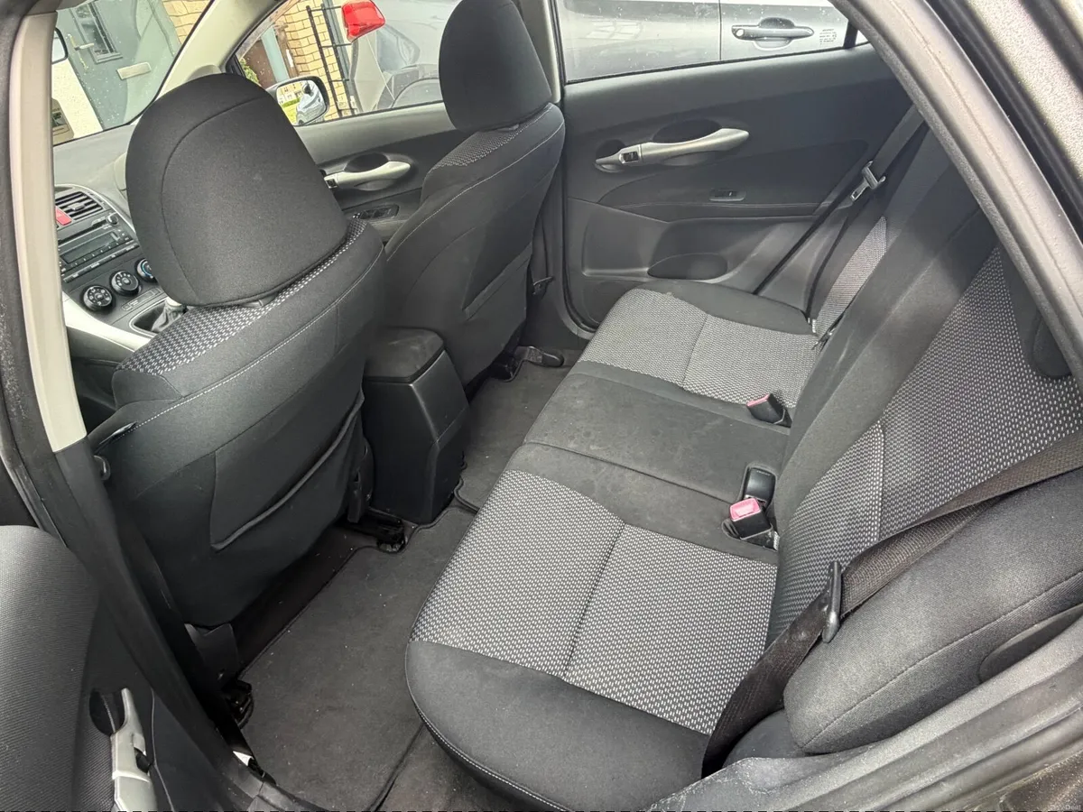 Toyota Auris 2010 - Image 4