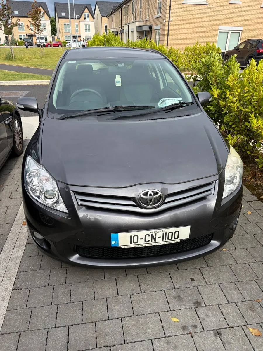 Toyota Auris 2010 - Image 2