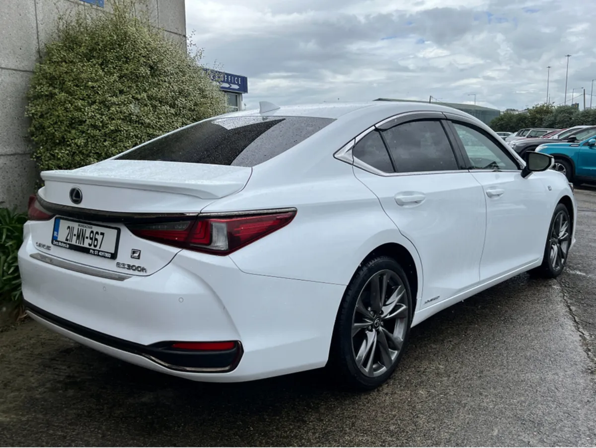 Lexus ES ES 300H F SPORT CVT 4DR AUTO 2.5 215HP - Image 4