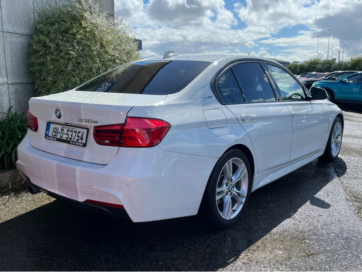 BMW 3-Series 330e M-SPORT AUTOMATIC 2.0 PETROL HYB - Image 4