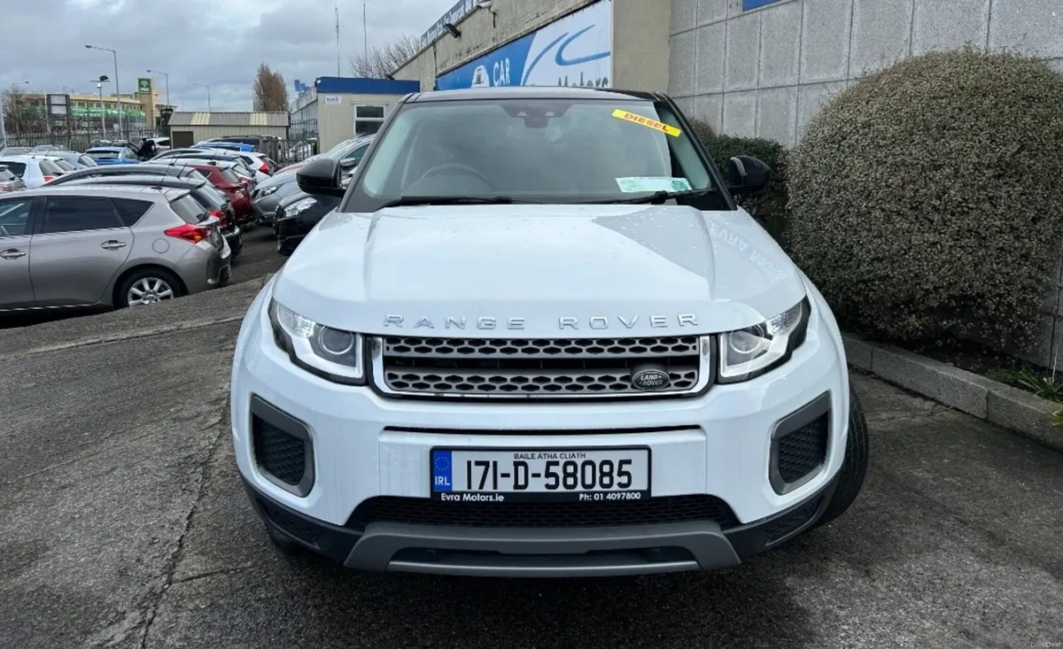White Range Rover Evoque - Image 2